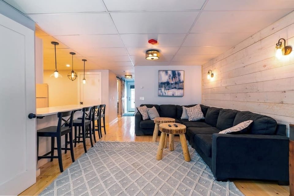 Location! This Stunning 2 Bedroom on Main Street. (4012)