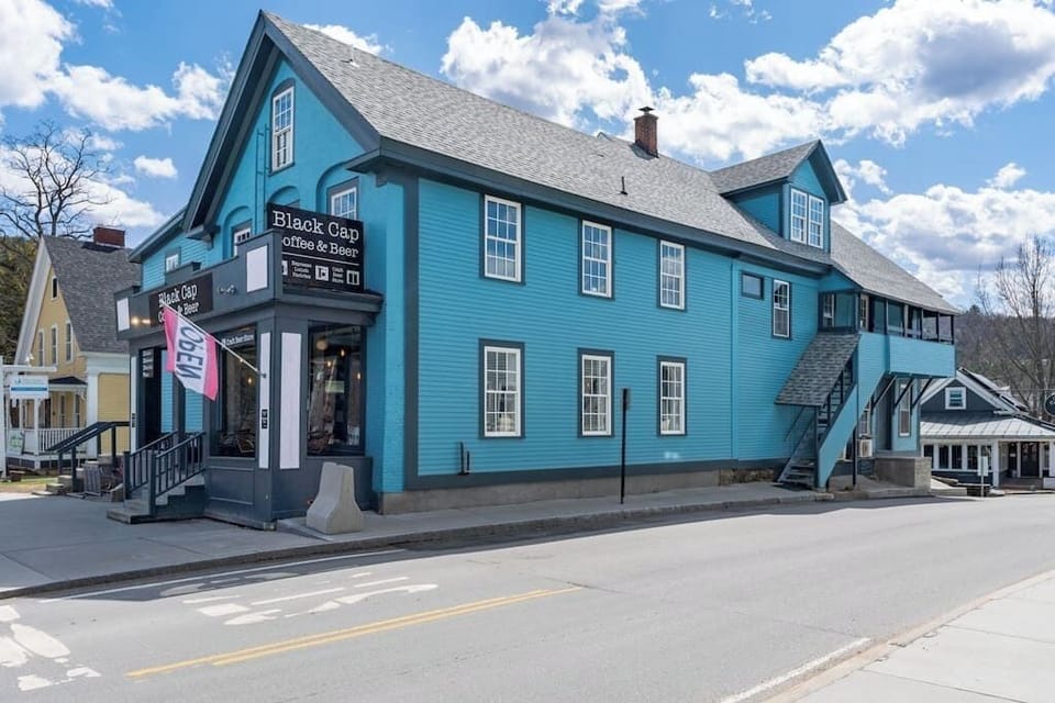 Location! This Stunning 2 Bedroom on Main Street. (4020)
