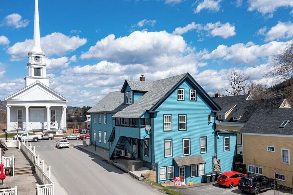 Location! This Stunning 2 Bedroom on Main Street. (4019)
