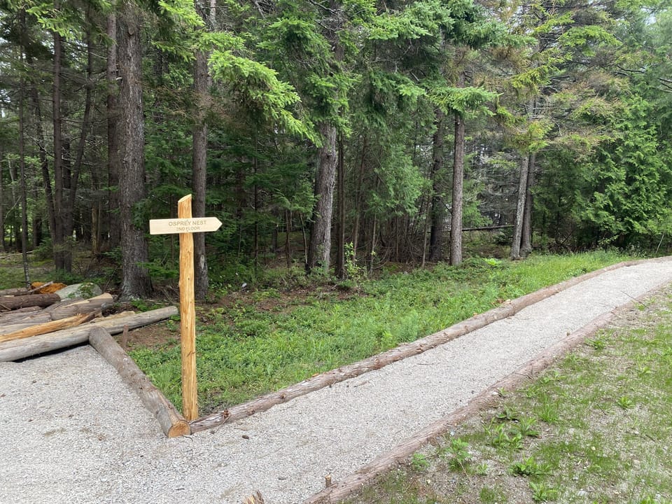 Short path to the stairs from the parking area