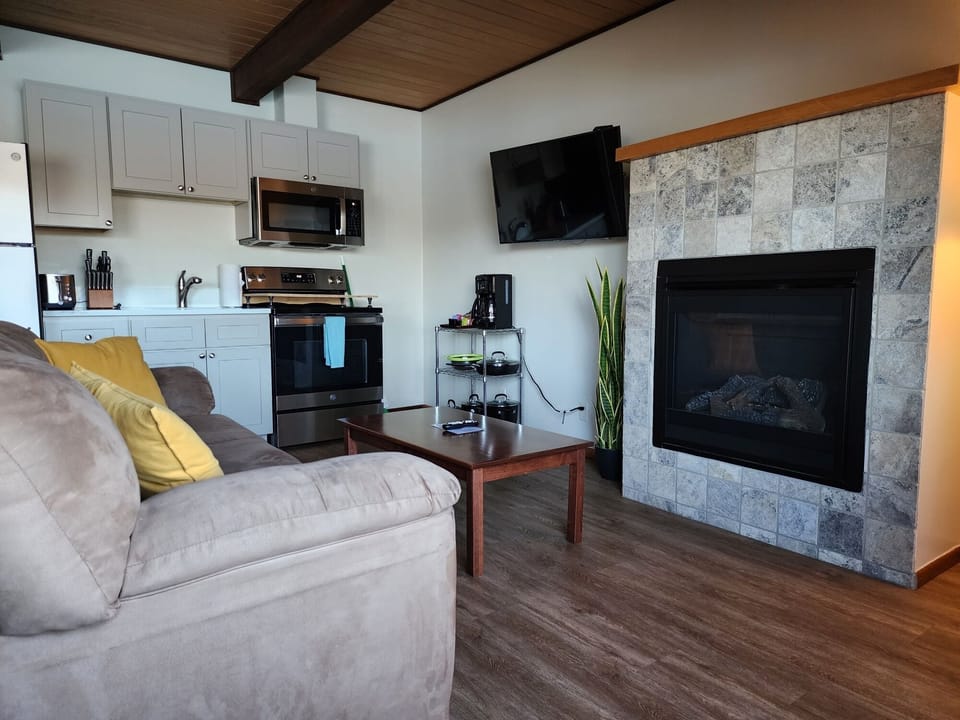 Premium Riverview Kitchenette, Multiple Beds (No Pets) | Living area | 45-inch TV with cable channels