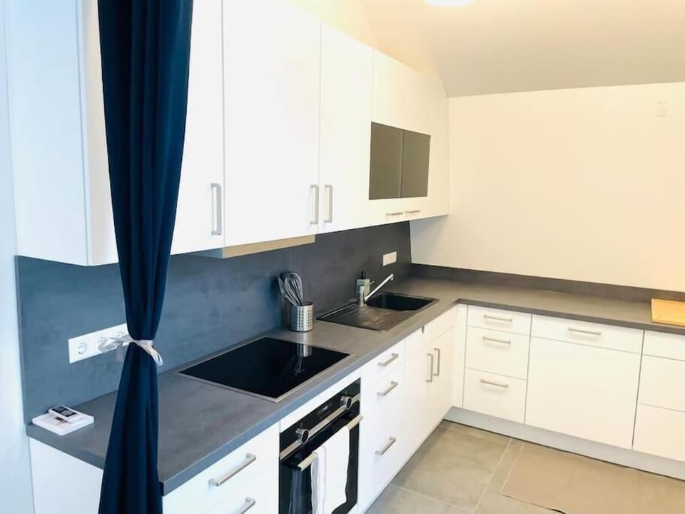 Full-size fridge, microwave, oven, stovetop