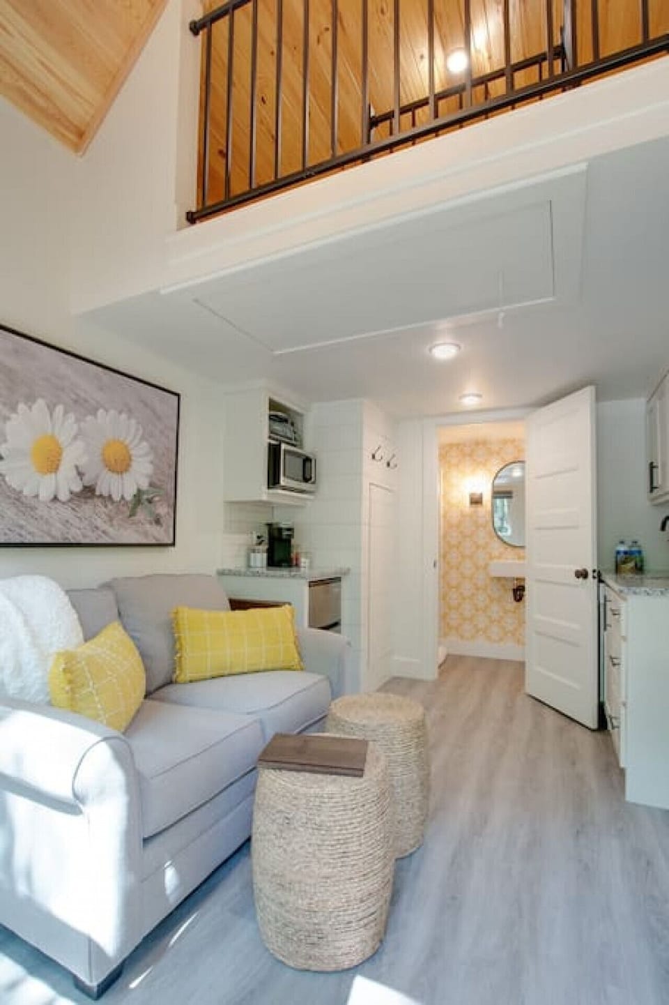 Charming tiny cottage with a cozy loft bedroom, private fire pit, and scenic forest views. Perfect for a romantic couple’s getaway or a peaceful solo retreat, with easy access to nearby hiking trails and outdoor adventures.