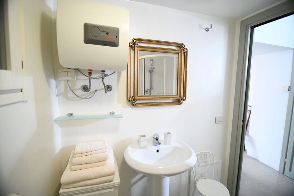 Classic Room | Bathroom | Free toiletries, hair dryer