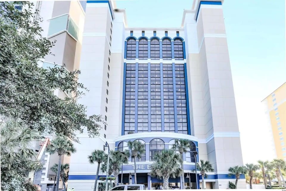#1 Resort- Downtown- Near Marriott - Oceanfront Paradise tower  - NEWLY renovated