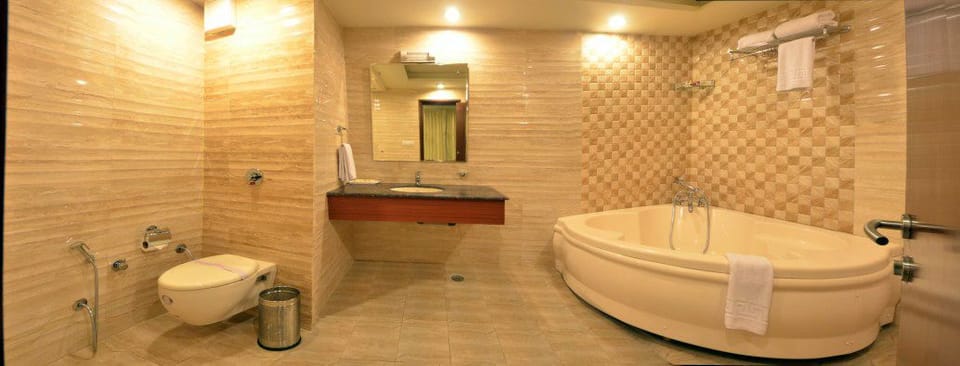 Deluxe Room | Bathroom | Shower, free toiletries, hair dryer, slippers