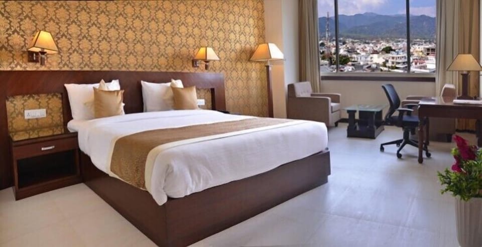 Executive Room | Minibar, in-room safe, desk, blackout drapes