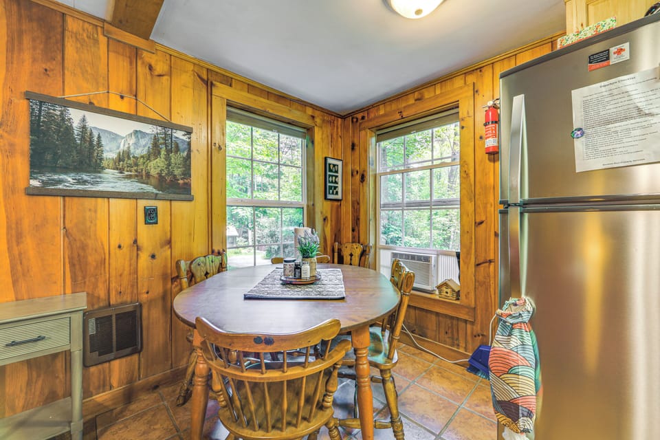 Dining Area | Dishware & Flatware Provided