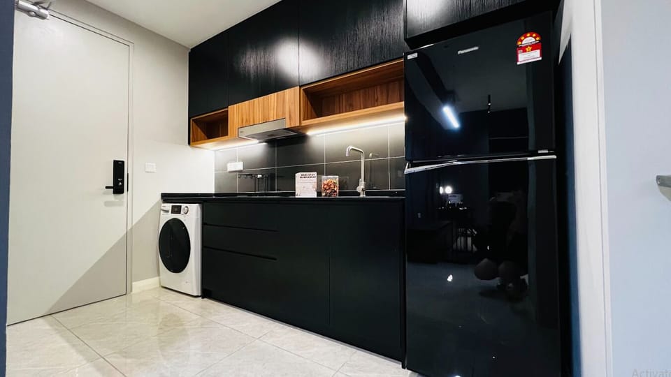 Luxury Condo, 2 Bedrooms, City View | Private kitchen
