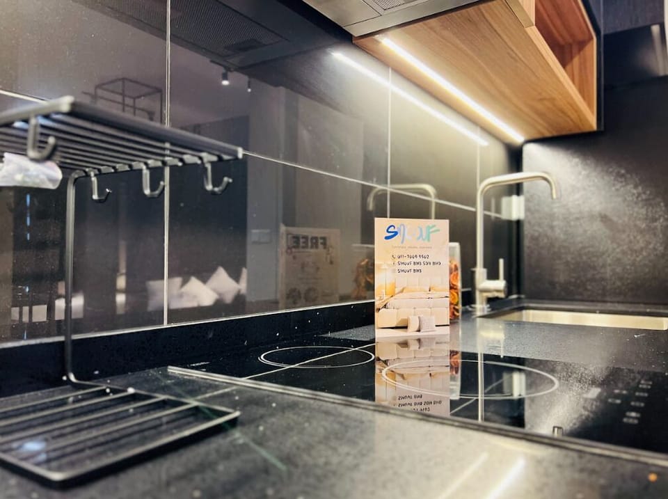 Luxury Condo, 2 Bedrooms, City View | Private kitchen