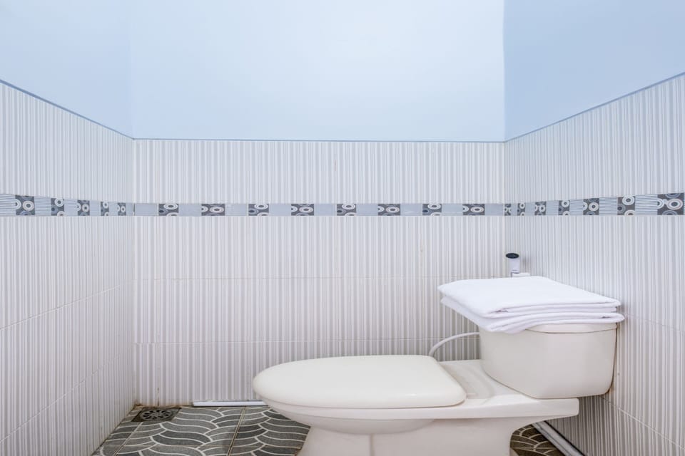 Standard Single Room | Bathroom | Shower, rainfall showerhead, towels, toilet paper