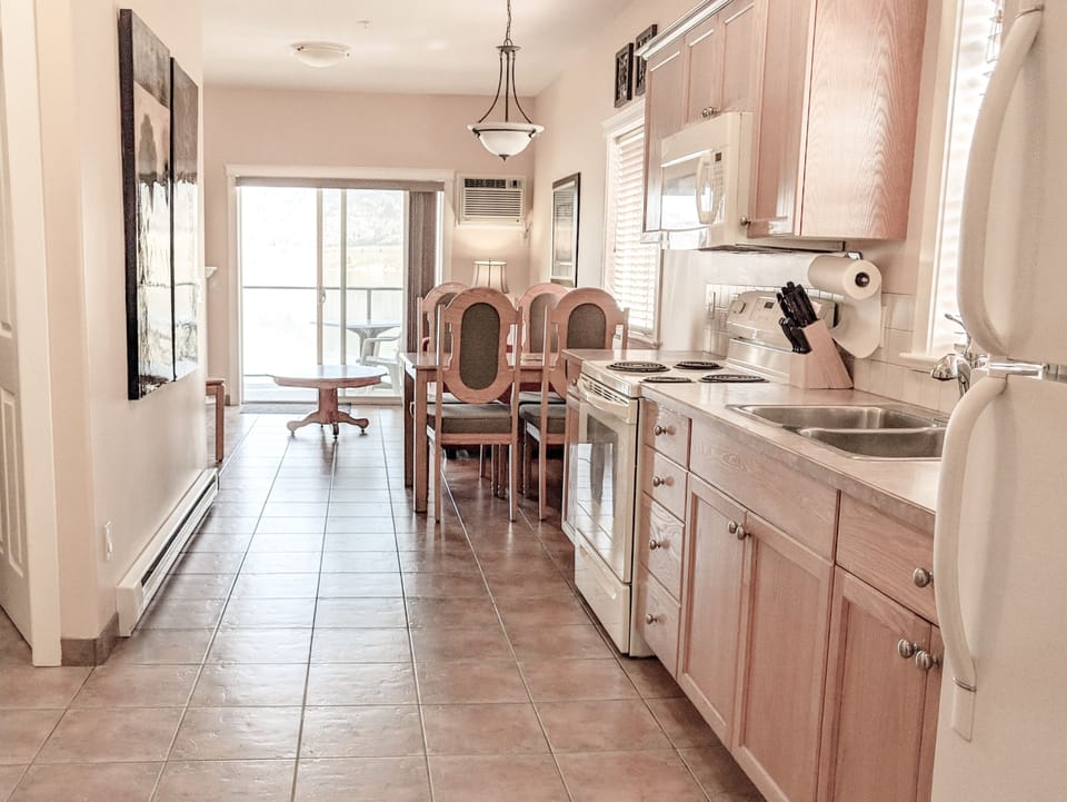 Deluxe Suite, 2 Bedrooms (Waterfront) | Private kitchen | Coffee/tea maker, full-size fridge, microwave, oven