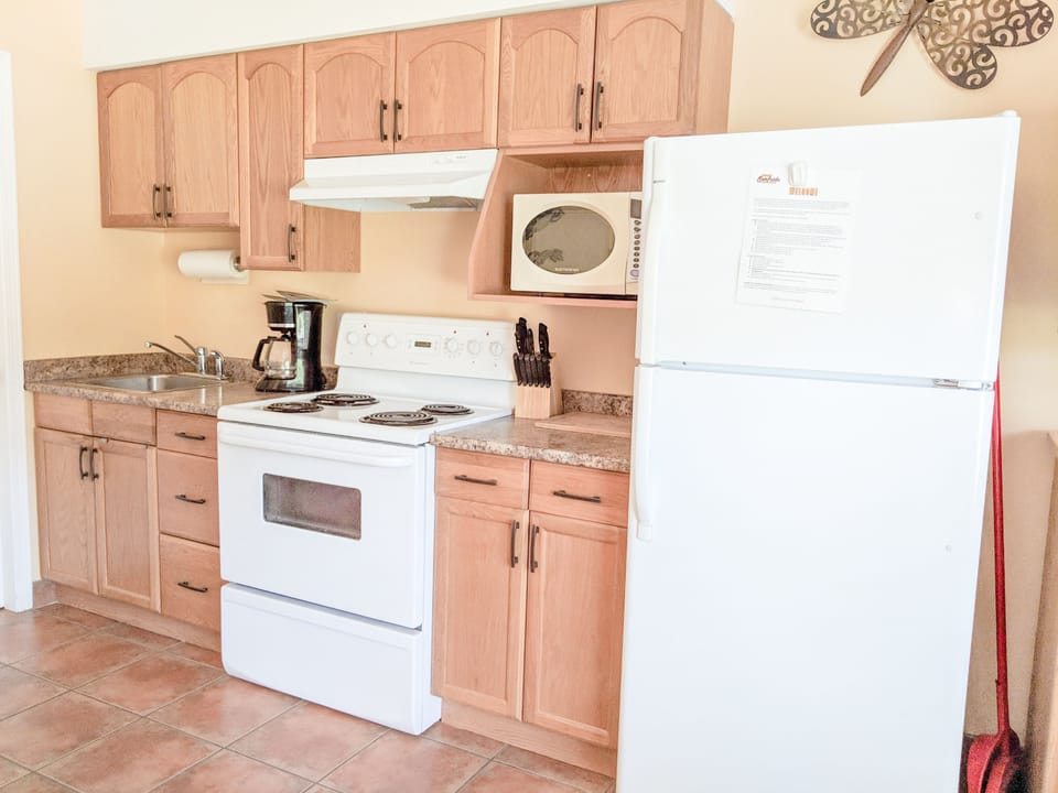 Coffee/tea maker, full-size fridge, microwave, oven
