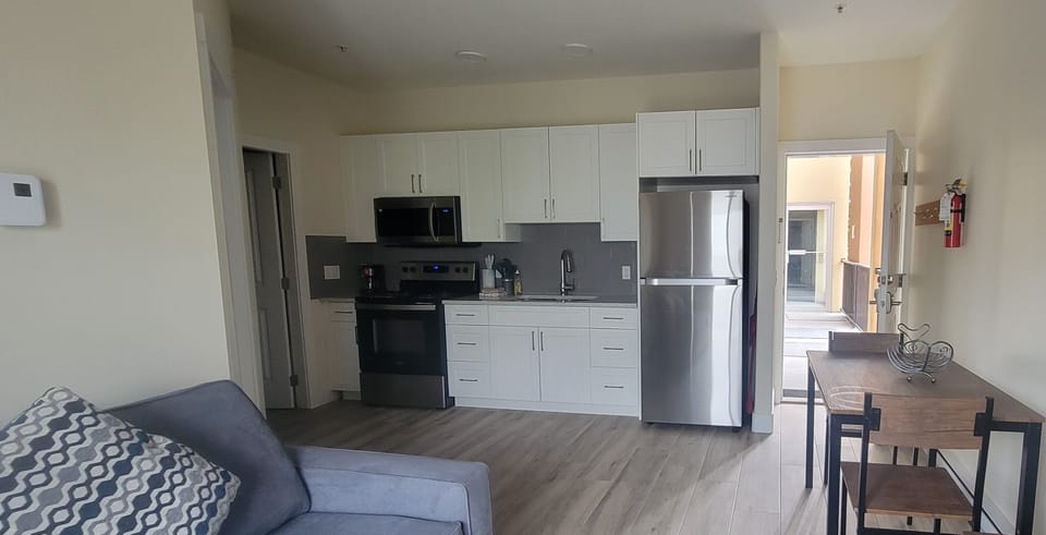 Deluxe Suite, 1 Bedroom | Pillowtop beds, iron/ironing board, cribs (free), WiFi (free)