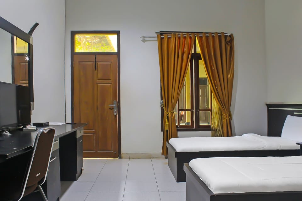 Deluxe Twin Room | Desk, laptop workspace, WiFi (free), bed sheets