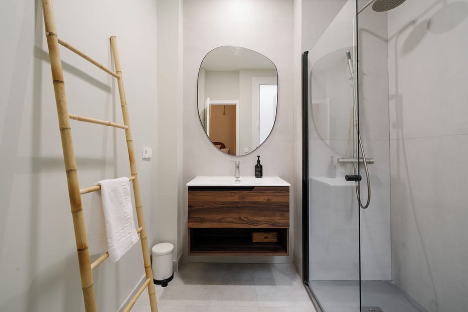 Standard Room | Bathroom | Shower, free toiletries, hair dryer, towels