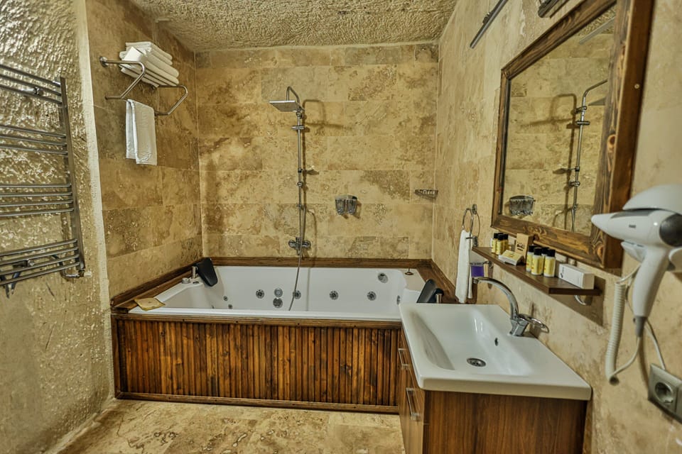 Family Room | Bathroom | Hair dryer, towels, soap, shampoo