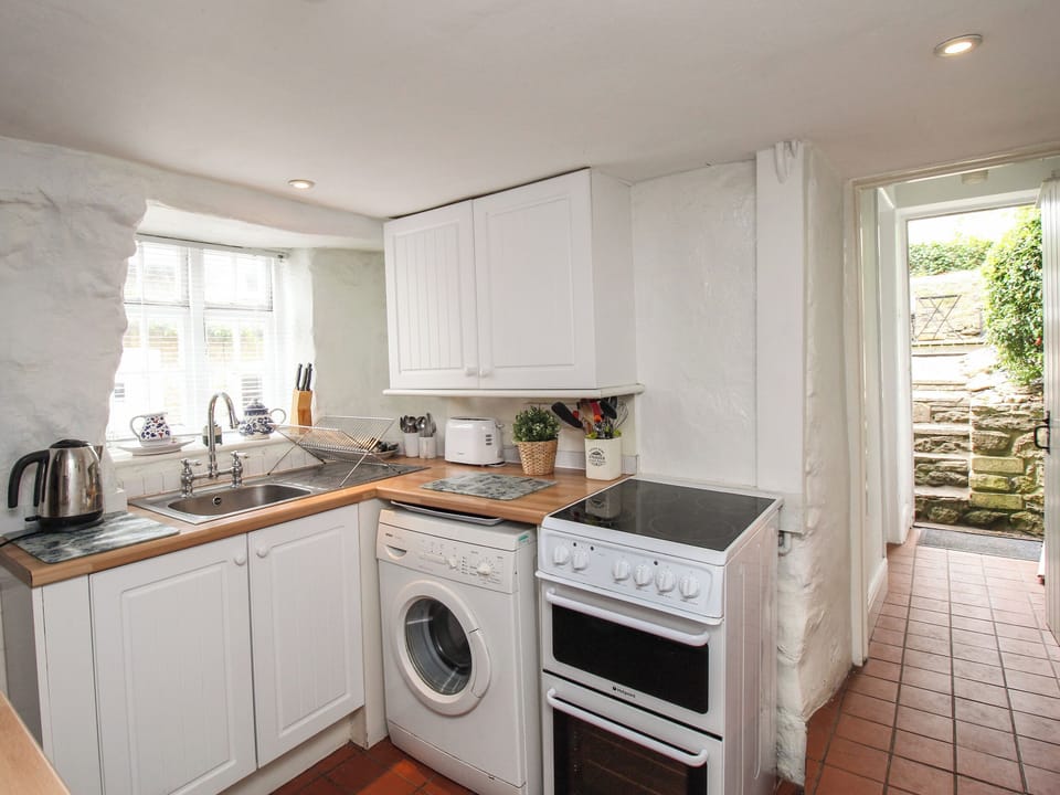 Cottage | Private kitchen | Fridge, cookware/dishes/utensils