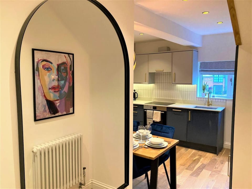 Fully equipped kitchen and dining area