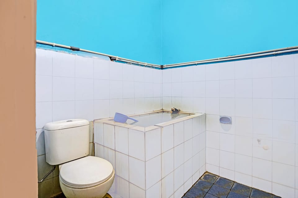 Economy Double Room | Bathroom | Shower, towels