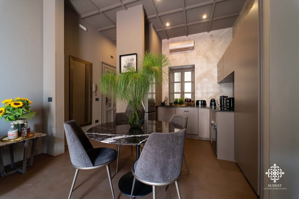 Deluxe Apartment | Dining room
