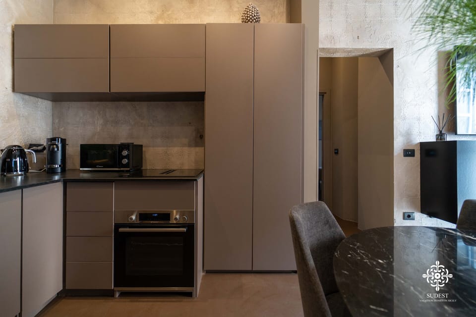 Deluxe Apartment | Private kitchen | Highchair