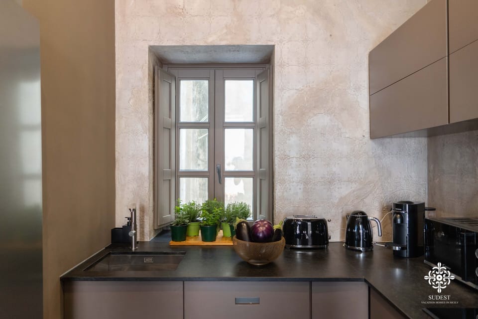 Deluxe Apartment | Private kitchen | Highchair