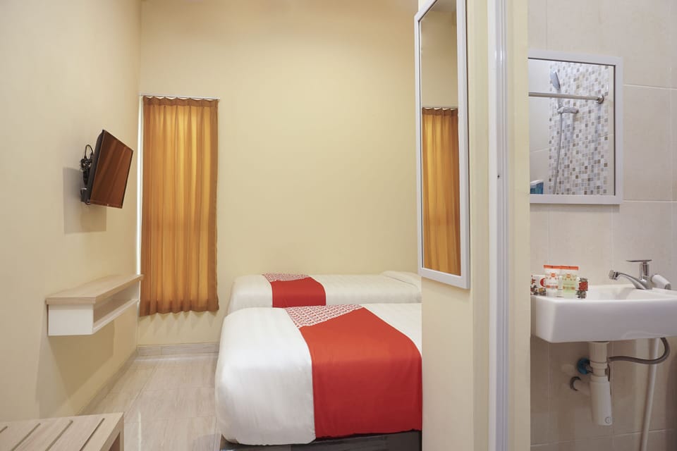 Standard Twin Room | Desk, free WiFi, bed sheets
