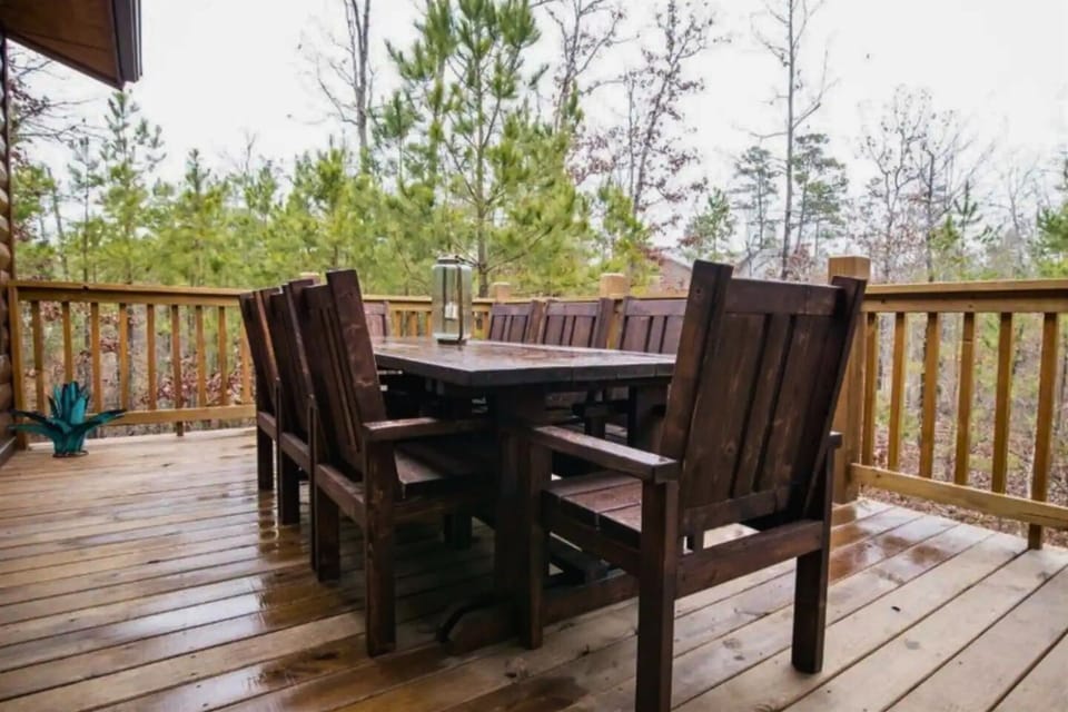 Dine al fresco with this sturdy outdoor dining set. Perfect for family meals in the fresh air.
