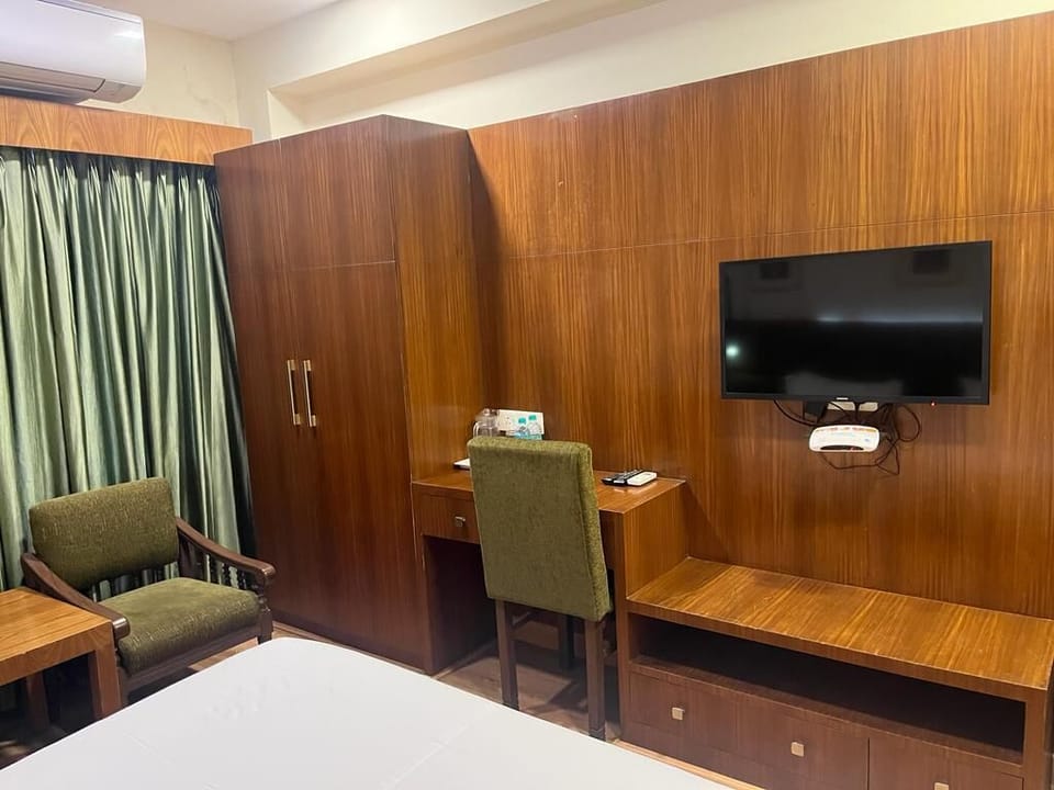 Deluxe Double Room | Living area | 21-inch Smart TV with satellite channels, TV