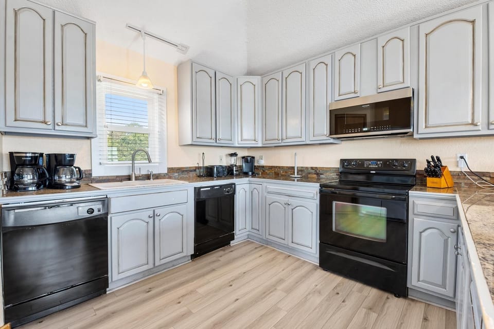 WH444: Pelican Breeze | Top Level Kitchen