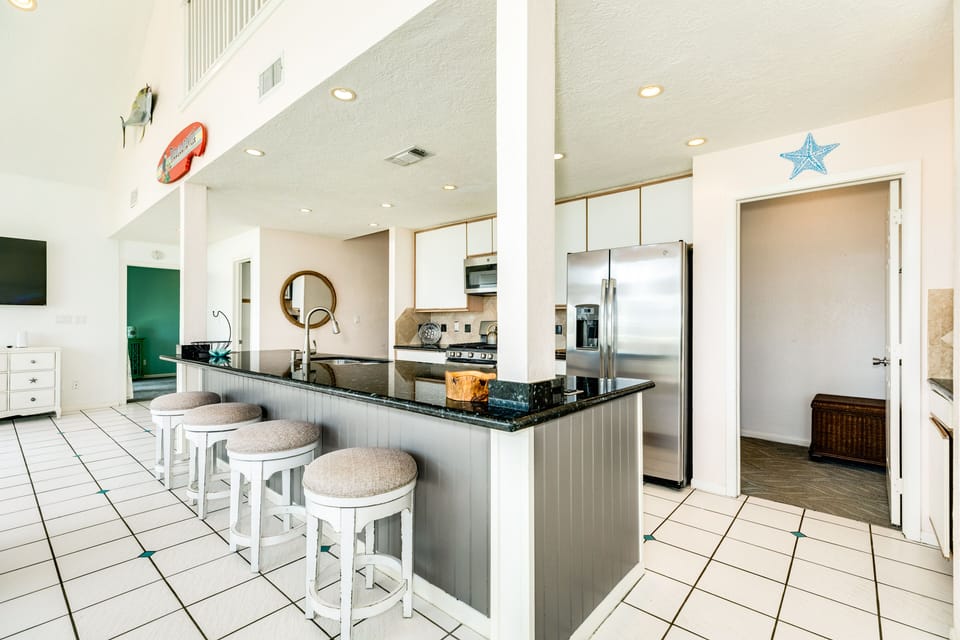 Additional seating for 4 more at the adjacent breakfast bar