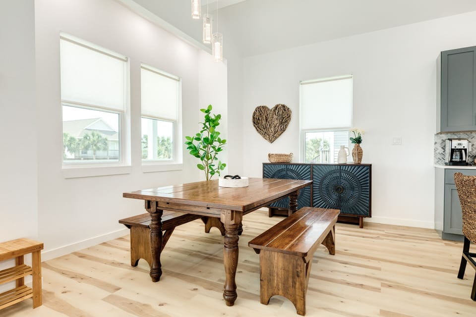 Comfortably sit up to 6 at the dining table