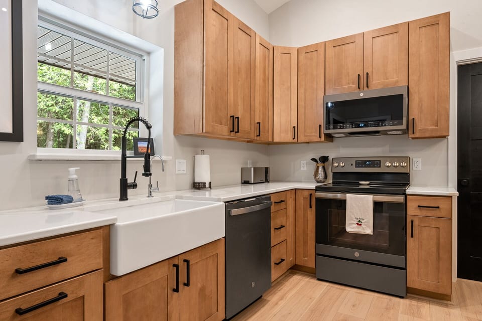 Fully stocked kitchen and brand new appliances for guests to enjoy