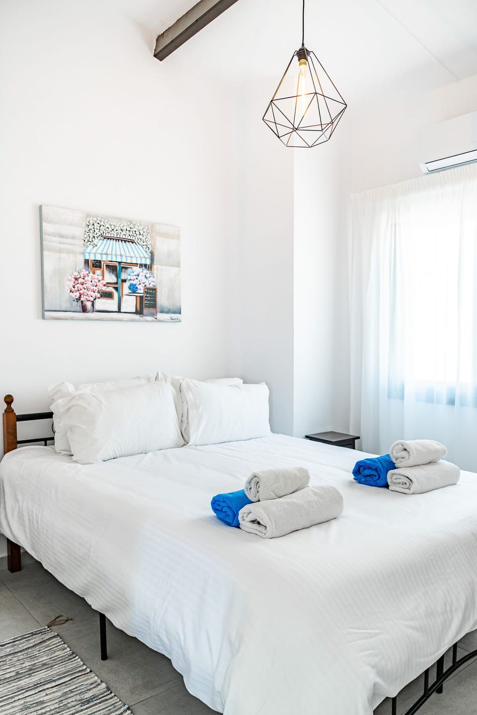 Queen size bed
Shared bathroom