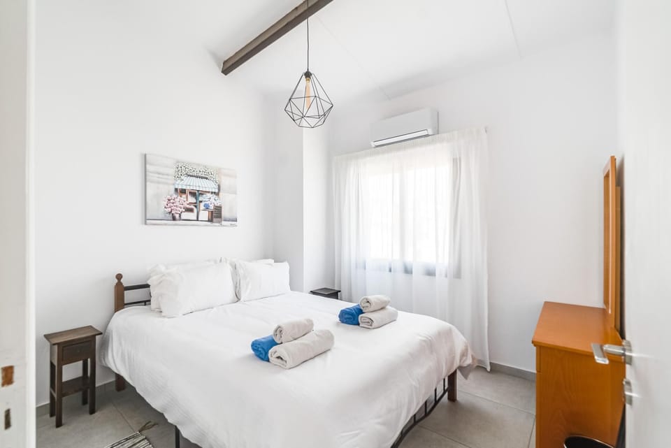 Queen size bed
Shared bathroom