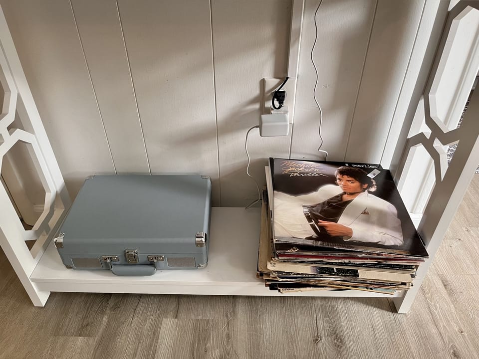 Record player, please only use if you know how!