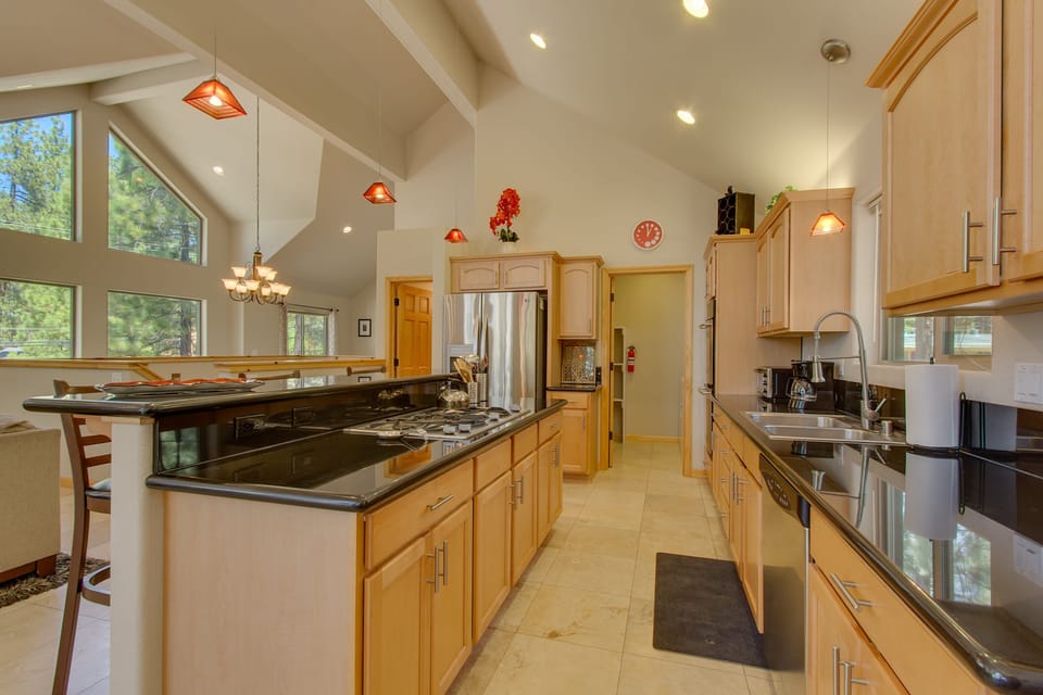 Well equipped Kitchen with all stainless appliances