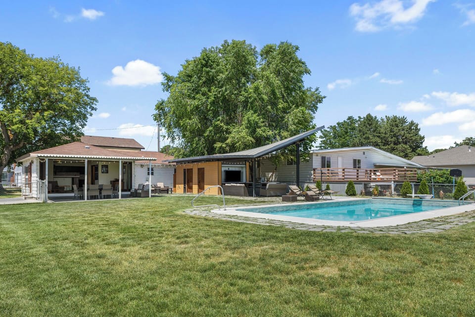Backyard | Fire Pit | On-Site Lake Access