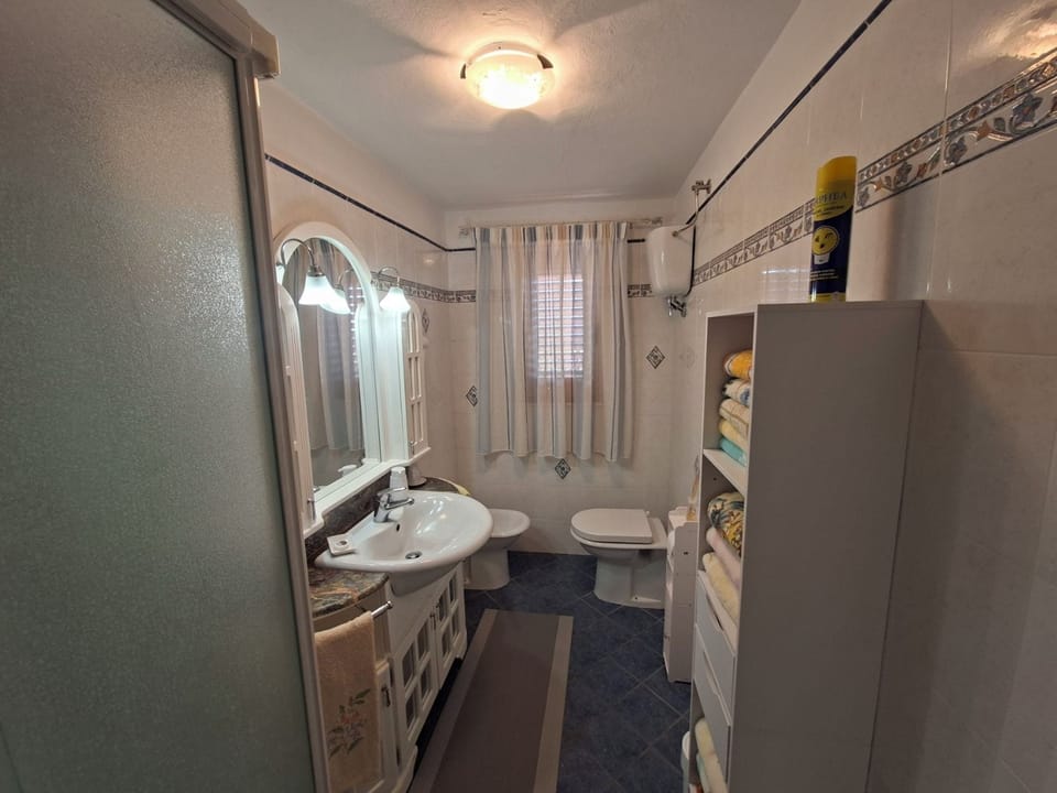 Twin Room | Bathroom | Shower, rainfall showerhead, free toiletries, hair dryer (on request)