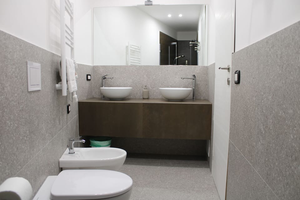 Suite Vesuvio | Bathroom | Shower, rainfall showerhead, free toiletries, hair dryer