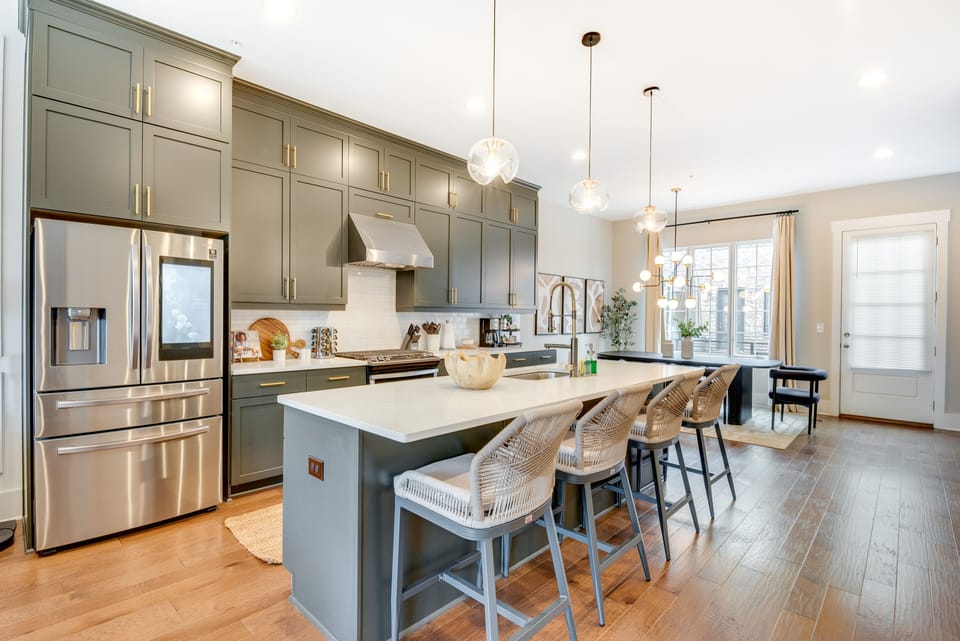 Kitchen | Dishwasher | Cooking Basics | Island w/ Seating