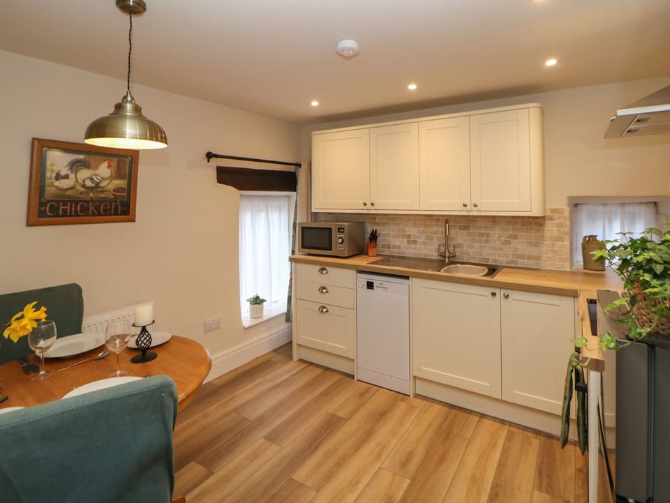 Cottage | Private kitchen | Fridge, dishwasher, electric kettle, toaster