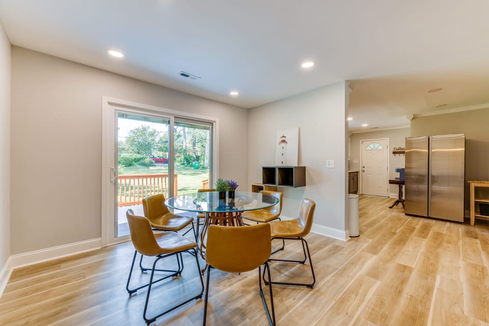 Dining Area | Dishes & Flatware Provided