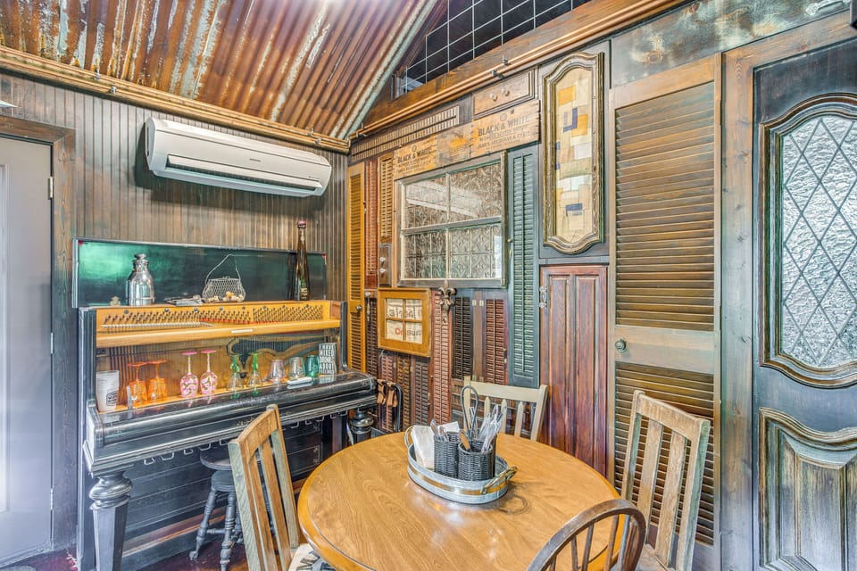 Dining Area | Lake Lounge Studio