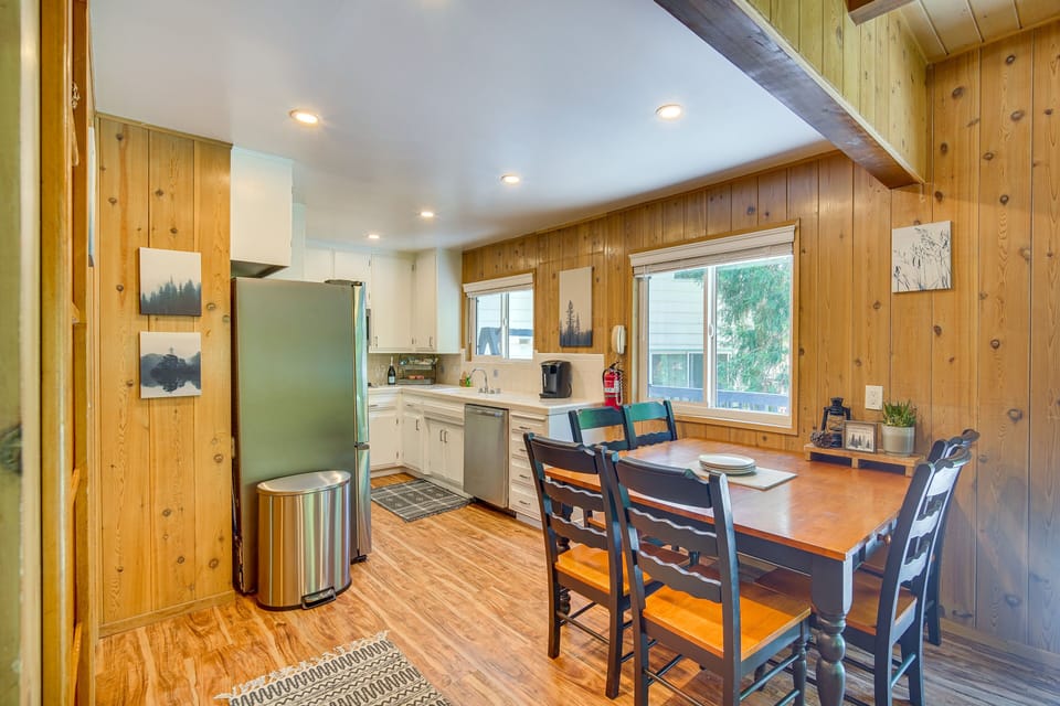 Dining Area | Dishware/Flatware Provided