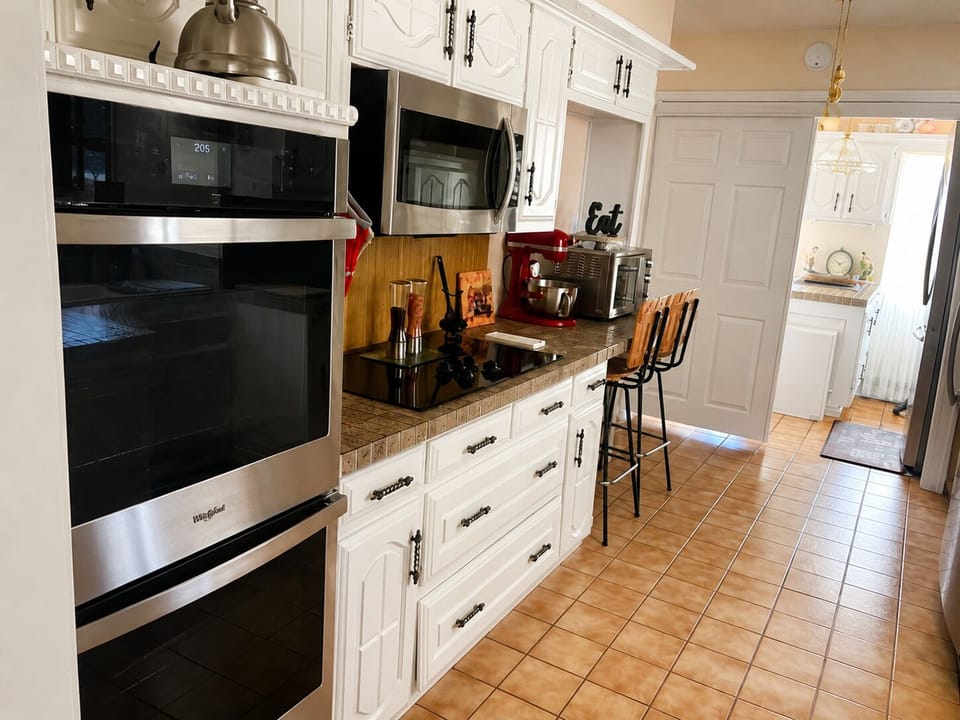 Double ovens, microwave and cooktop