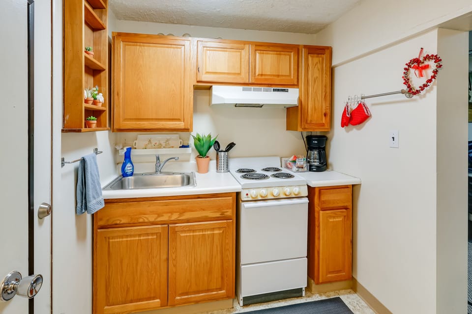 Kitchen | Cooking Basics | Coffee Maker | Paper Towels/Trash Bags Provided