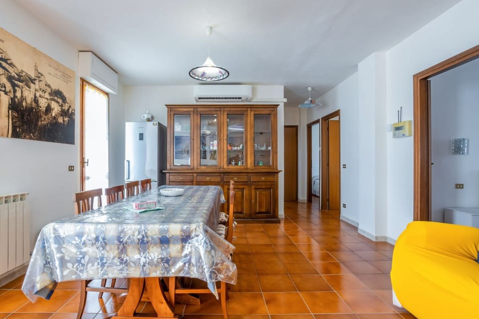 GuestHost - Cozy and roomy apartment 93 sqm located on the first floor of a building WITHOUT a lift (stairs to access) can accommodate up to 6 people. The property, equipped with all the main comforts: bars, restaurants, supermarkets and pharmacy.The acc Apartment in Viareggio