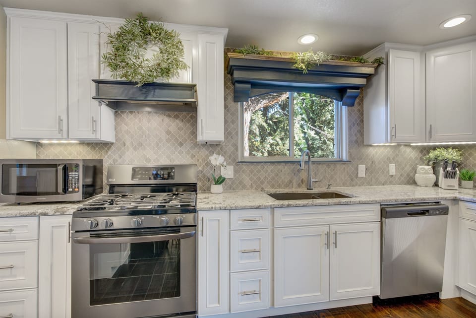 17.	Modern, fully stocked kitchen w/state-of-the-art appliances